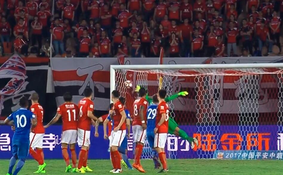 最终曼城客场0-1不敌维拉，蓝月亮联赛4轮不胜，维拉全场狂轰22脚射门，曼城仅2次射门。